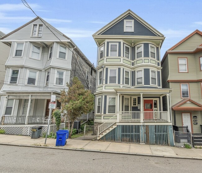 Building Photo - 5 Sachem St