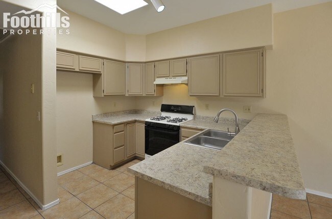 Building Photo - Great location Fireplace and more