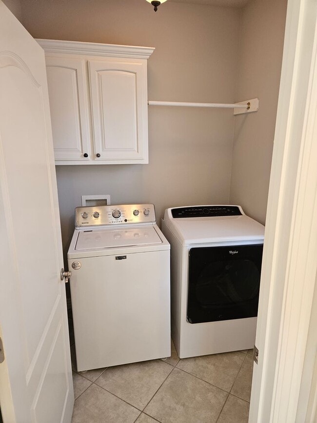 Building Photo - 3 bedroom 3 bath home
