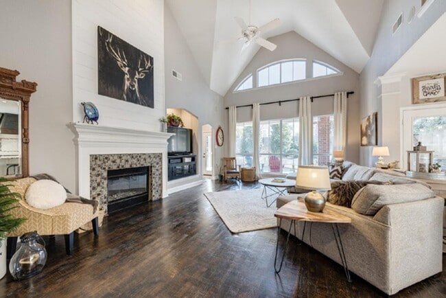 Building Photo - Prestigious 4-3.5-2 w POOL in Grapevine, C...