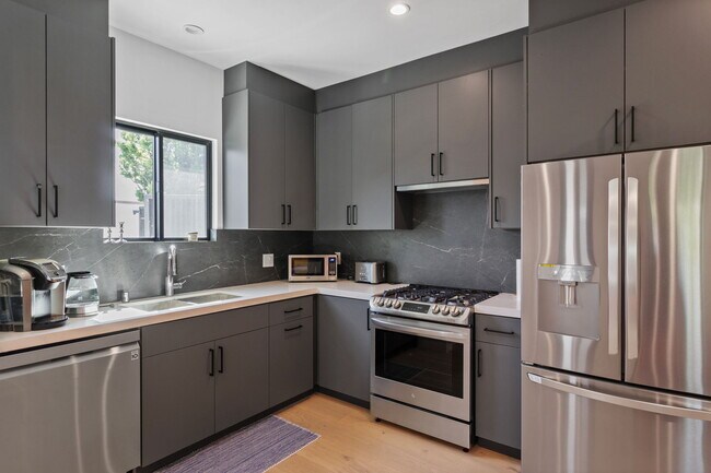 Building Photo - 5456 Hazeltine Ave