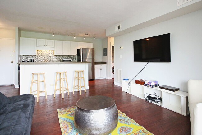 Foto del edificio - Furnished Condo Convenient to UVA Grounds ...