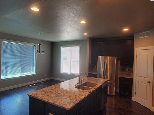 Building Photo - WEST KENNEWICK RENTAL AVAILABLE APRIL 1 2024