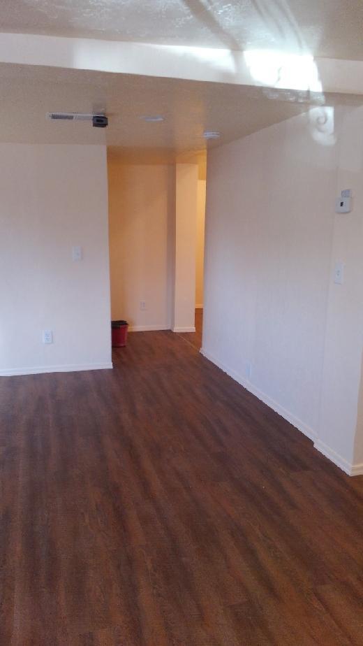 Building Photo - 115 E Hillview St