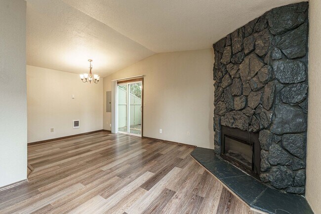Foto del edificio - Single-Level 2 Bedroom 2 Bath Duplex with Private Deck and Attached Garage