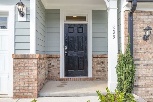 Building Photo - Wonderful 3 Bedroom 1 Car-Garage Townhouse...