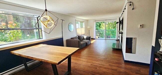 Foto del edificio - Charming 2BR Condo in Burien