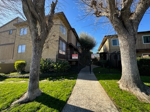 Foto principal - 7301 Lennox Ave