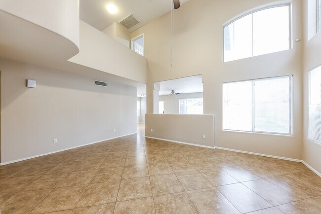 Foto del edificio - 1226 E Helena Dr