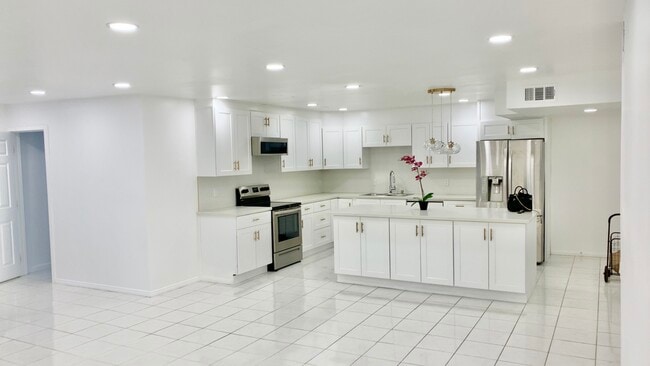 Building Photo - 5301 Balboa Blvd