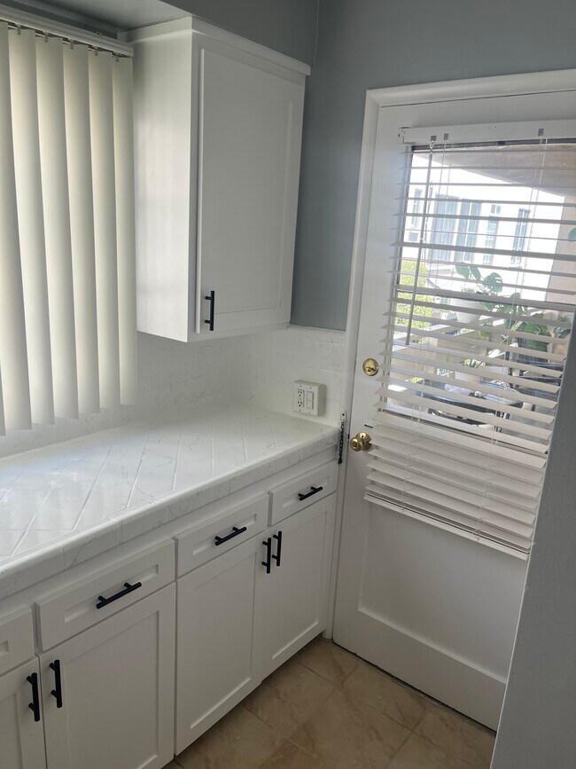 Kitchen - 1128 N Sweetzer Ave
