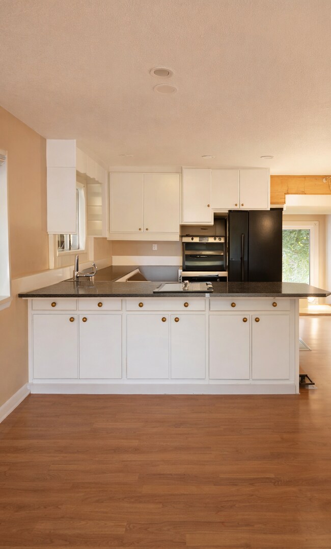 Building Photo - 16545 Des Moines Memorial Dr