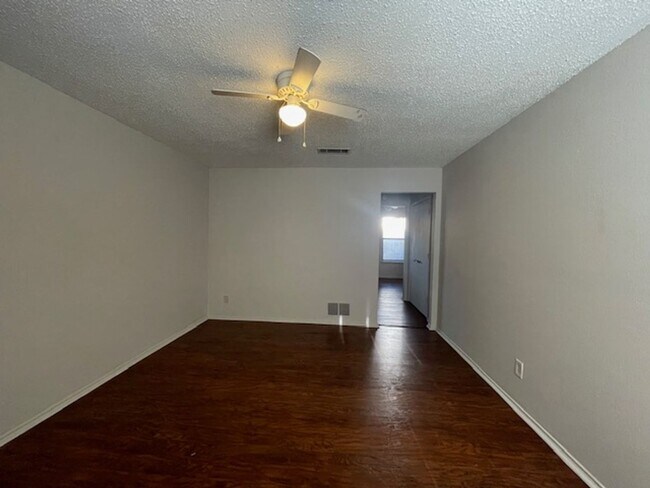 Foto del edificio - 221 Meadow Ct
