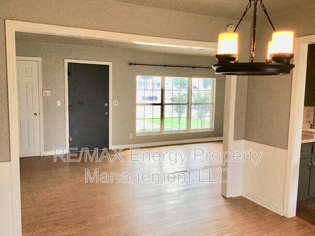 Building Photo - 2849 Cambridge Ct