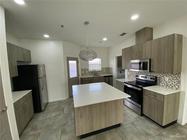 Building Photo - 14 Sprague St W