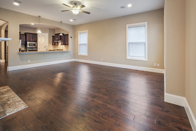 Building Photo - Beautiful 4 Bed, 3 Bath w/ Bonus Room Loca...