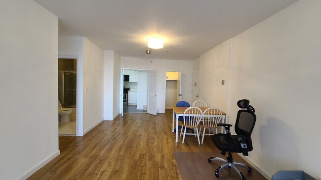 Building Photo - 45 River Dr S