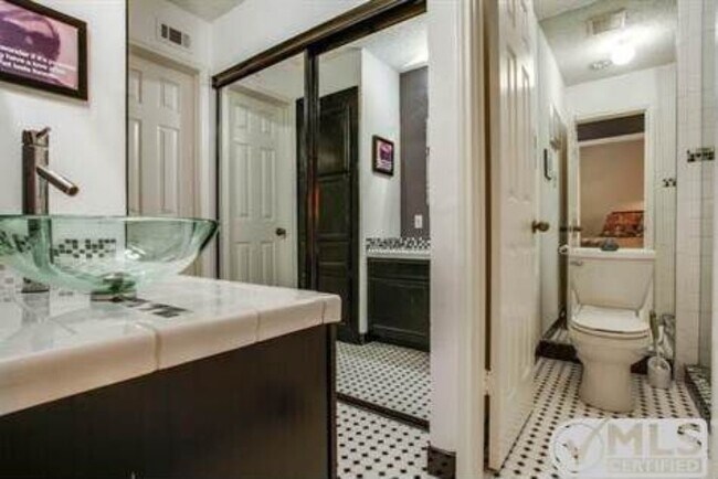Foto del edificio - 9254 Forest Ln