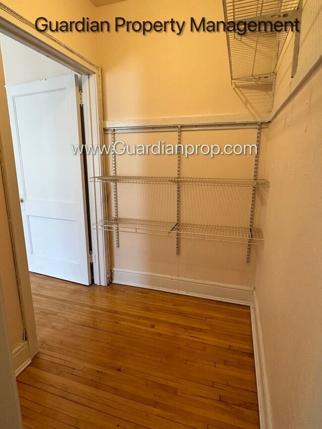 Building Photo - Top Floor Studio Lakes Uptown Apartment, B...