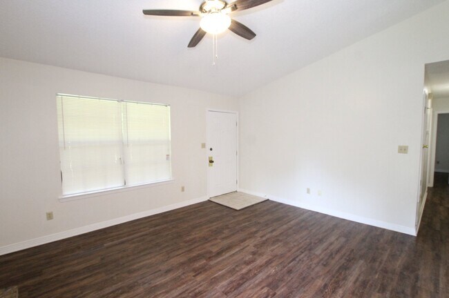 Foto del edificio - Spacious 2BR Apartment Near UWF! Water, Se...