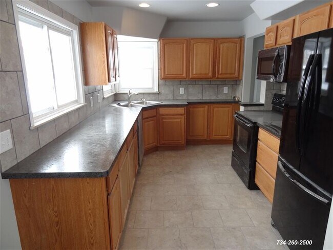 Building Photo - 3 br, 1 bath House - 5857 Deering St.