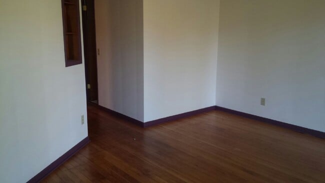 Building Photo - 130 Hargadine St