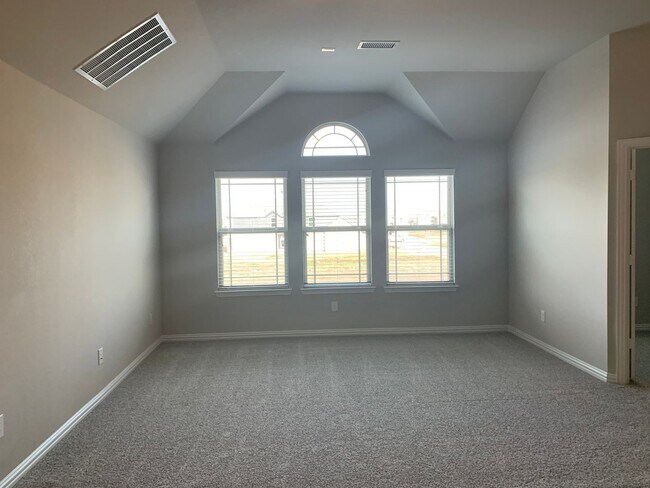 Foto del edificio - 6 Bedroom Single Family Home in Mansfield