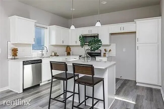 Building Photo - Great 3 Bedroom Single-Family Home in Urba...