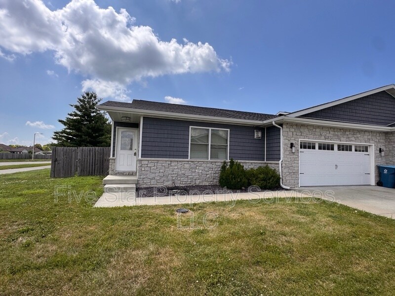 Primary Photo - 1203 Hawthorn Ct