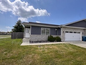 Building Photo - 1203 Hawthorn Ct