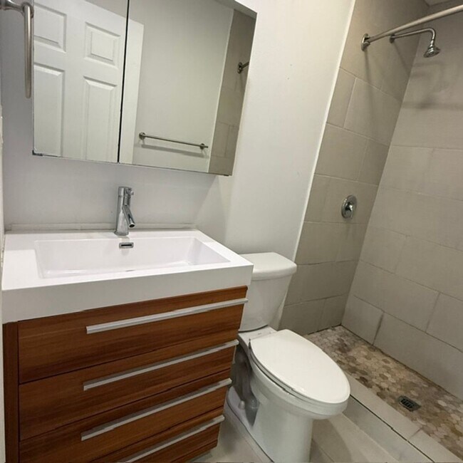 Foto del edificio - 1 Bedroom, 1 Bath Cottage w/garage