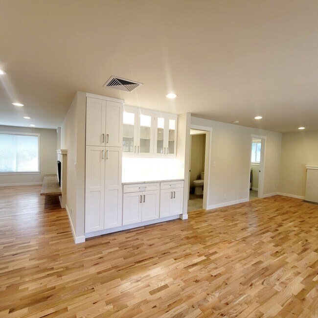Building Photo - 15032 NE 13th St