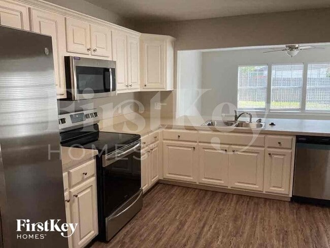 Building Photo - 2026 Greenview Dr