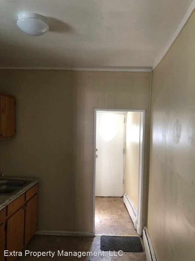 Building Photo - 3 br, 1 bath House - 15 Elm St