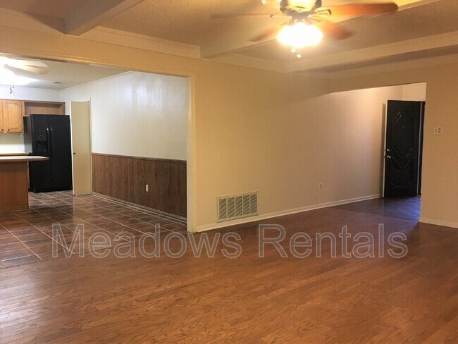 Building Photo - 606 Circle Creek Dr