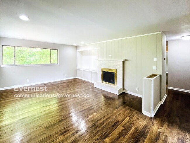 Foto del edificio - Charming 3-Bed Home with Fireplace, Fenced...
