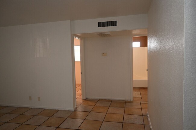 Building Photo - 2 Bedroom Apartment - Downtown Las Vegas -...