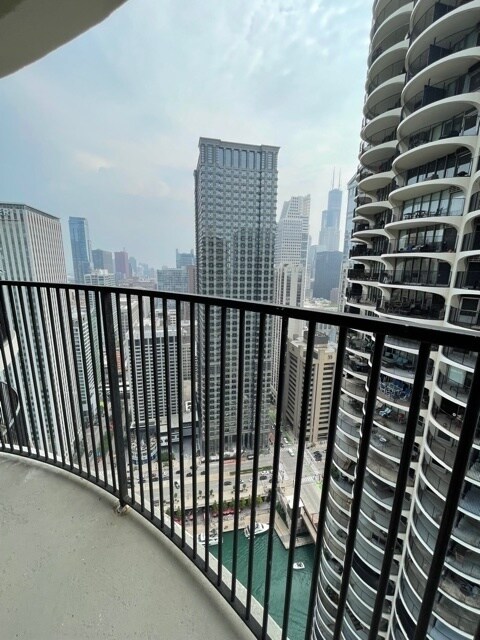 Foto del edificio - 300 N State St