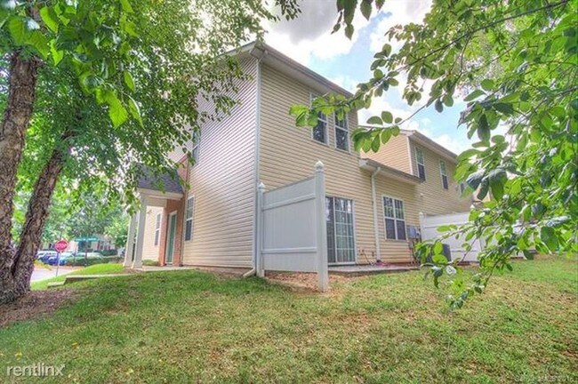 Building Photo - 10902 Princeton Commons Dr