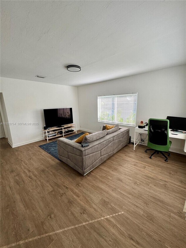 Foto principal - 1215 NE 109th St