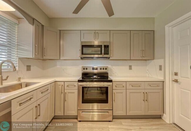 Building Photo - 400 S Luna Ct