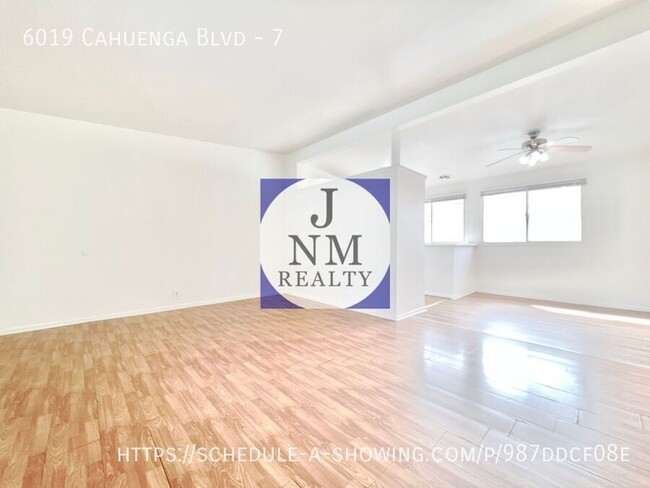 Foto del edificio - Beautiful updated spacious top floor 2 Bed...