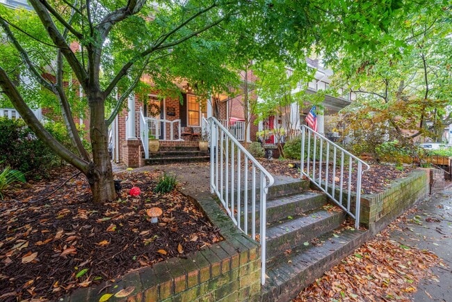 Building Photo - Beautiful, Updated 3 Bedroom Home in The M...