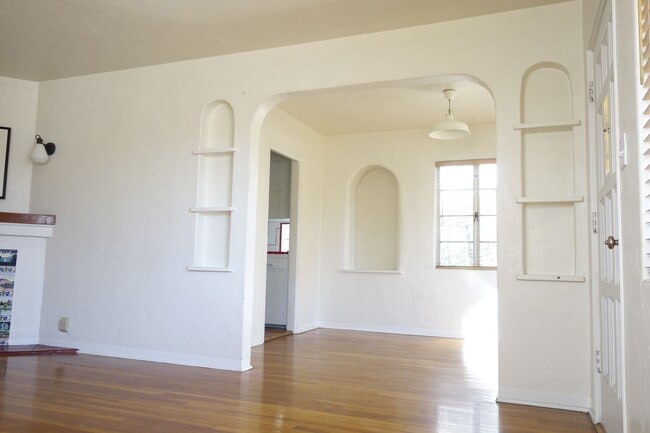 Building Photo - 2 bedroom, 1 bath house with a den in Sam ...