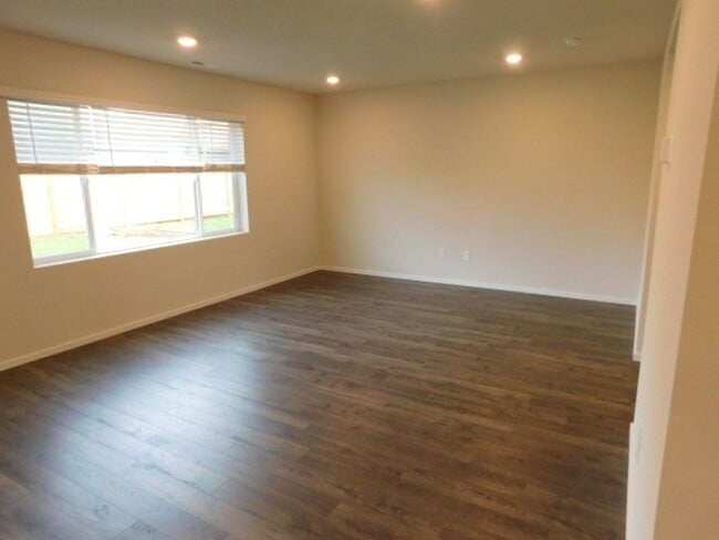 Building Photo - 4Bd/2.5Ba Two Story Home - Available to View!