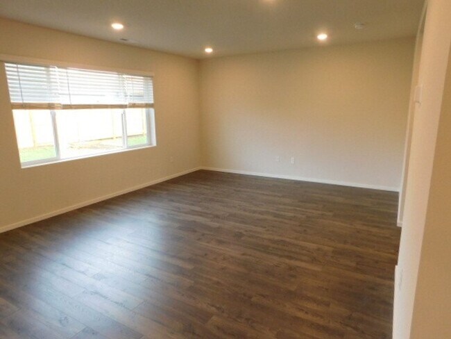 Foto del edificio - 4Bd/2.5Ba Two Story Home - Available to View!
