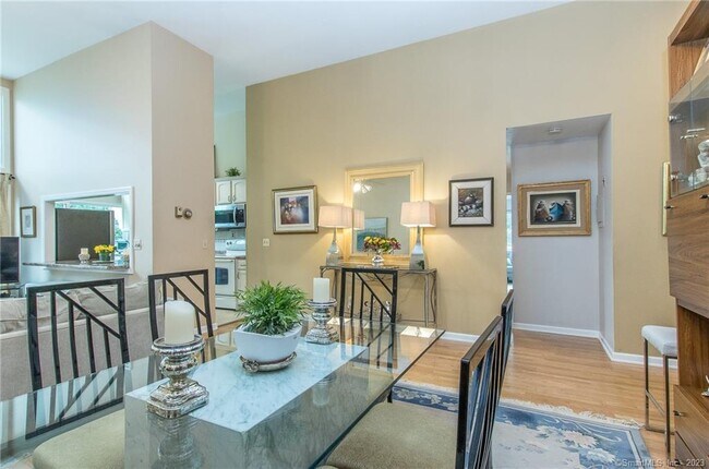 Foto del edificio - 54 Mill Hill Rd