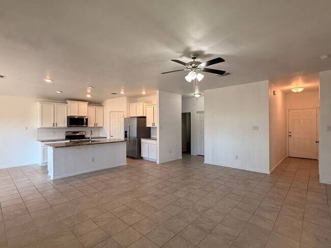 Foto del edificio - NEW IN MANAGEMENT - AVAILABLE NOW!