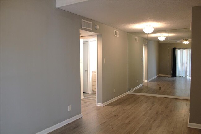 Building Photo - 10047 Westpark Dr