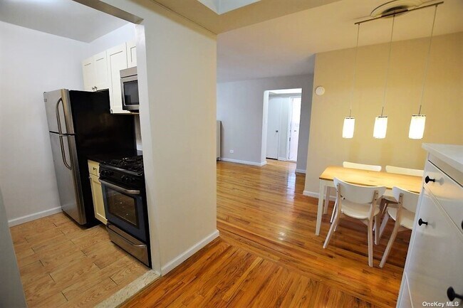 Foto del edificio - 41-42-42 73rd St